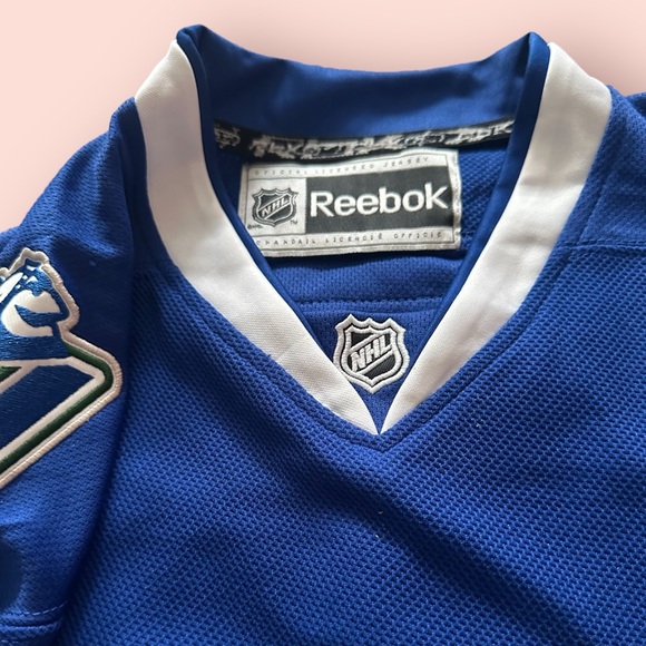 Youth NHL Vancouver Canuck Reebok Youth Hockey Jersey Henrik Sedin #33 Captain - Picture 6 of 9